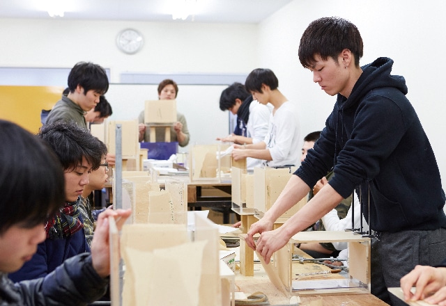 写真:水槽作成の様子