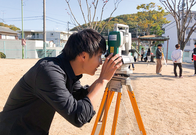 写真:製図を行う学生