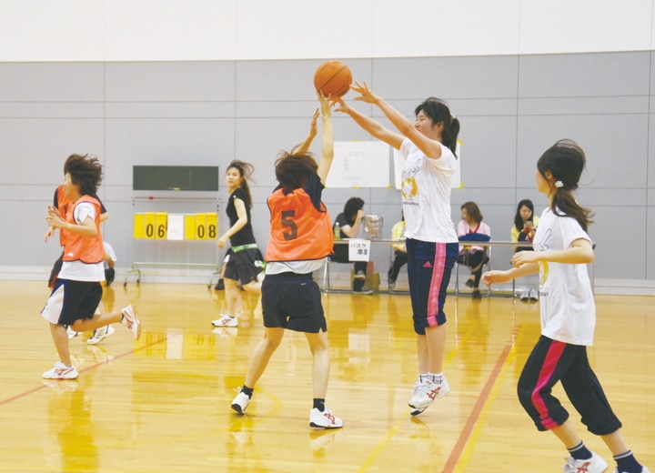 球技大会の様子 女子学生がバスケットボールを行っている