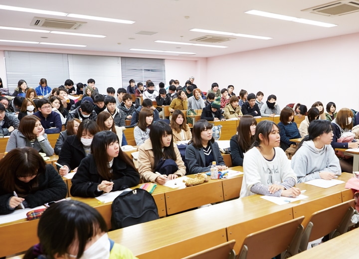 就職ガイダンスの様子 学生たちが説明会を受けている