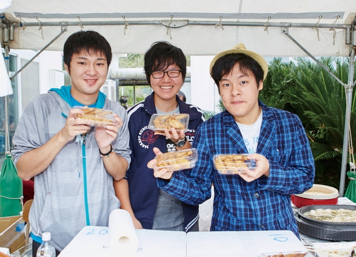 RiSEN祭の様子 模擬店で手羽先を売る3人の男子学生