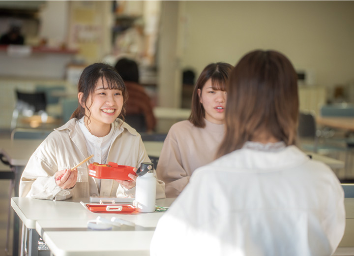 写真：友人と昼食を食べている様子。