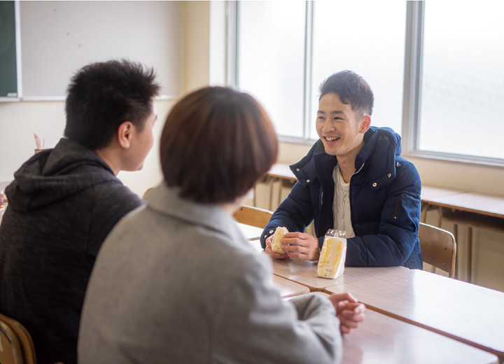 写真：実習にて設計図を書いている様子