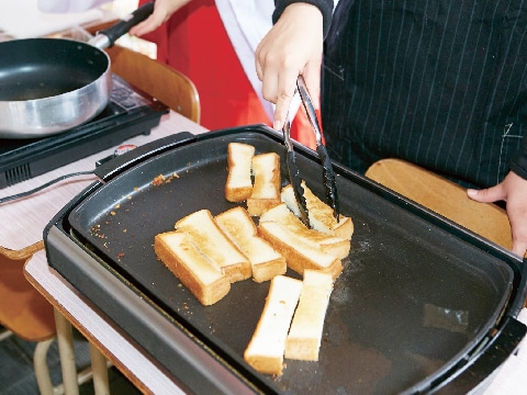 食パンを調理している様子