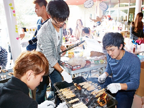 焼き鳥を焼いている様子