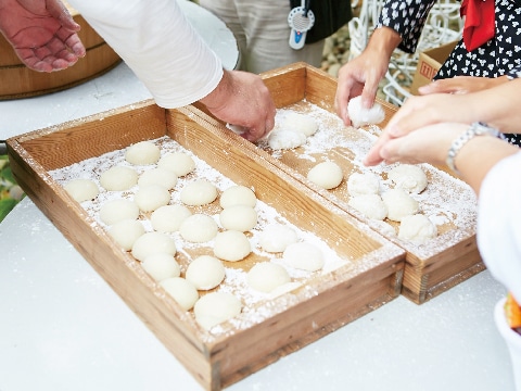 餅を丸める作業の様子