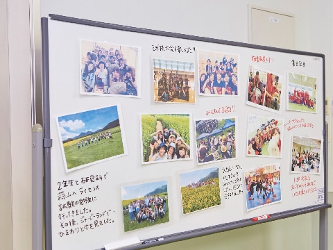 ホワイトボードに学校でのイベントの写真展示